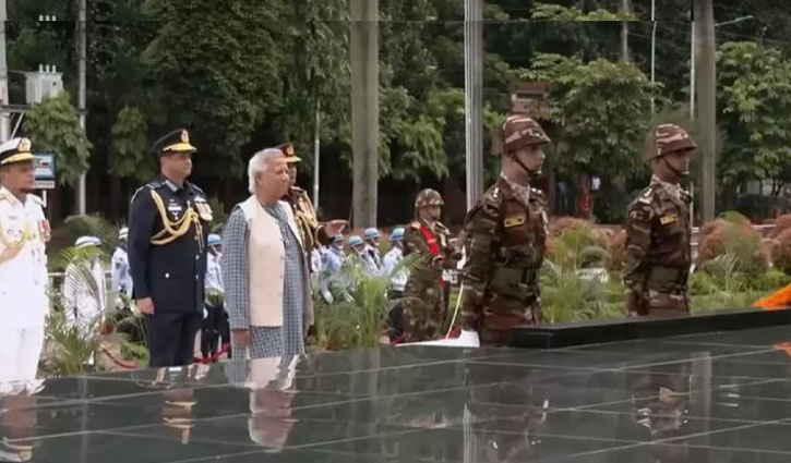 সশস্ত্র বাহিনী দিবসে শিখা অনির্বাণে রাষ্ট্রপতি ও প্রধান উপদেষ্টার শ্রদ্ধা