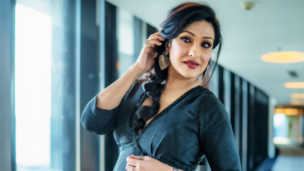স্বামীর জন্মদিনে হৃদয় স্পর্শ করা আবেগঘন পোস্ট ঋতুপর্ণার