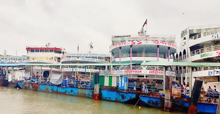 কর্মবিরতিতে নৌ শ্রমিকরা, সদরঘাট থেকে ছাড়েনি লঞ্চ