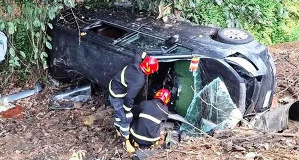 চট্টগ্রামে মর্মান্তিক সড়ক দুর্ঘটনা, মাইক্রোবাস খাদে পড়ে প্রাণ গেল ৩ জনের