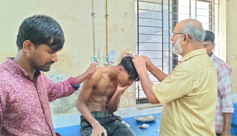 বল বাড়িতে যাওয়া নিয়ে সংঘর্ষ: বাবা-ছেলেকে কুপিয়ে জখম, গ্রেপ্তার ২