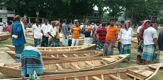 ঘিওরে জমে উঠেছে ঐতিহ্যবাহী নৌকারহাট