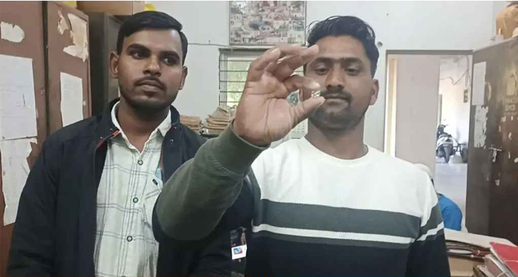 মাটি খুঁড়তেই মিলল হীরা, অর্ধকোটির বেশি টাকার মালিক দুই বন্ধু