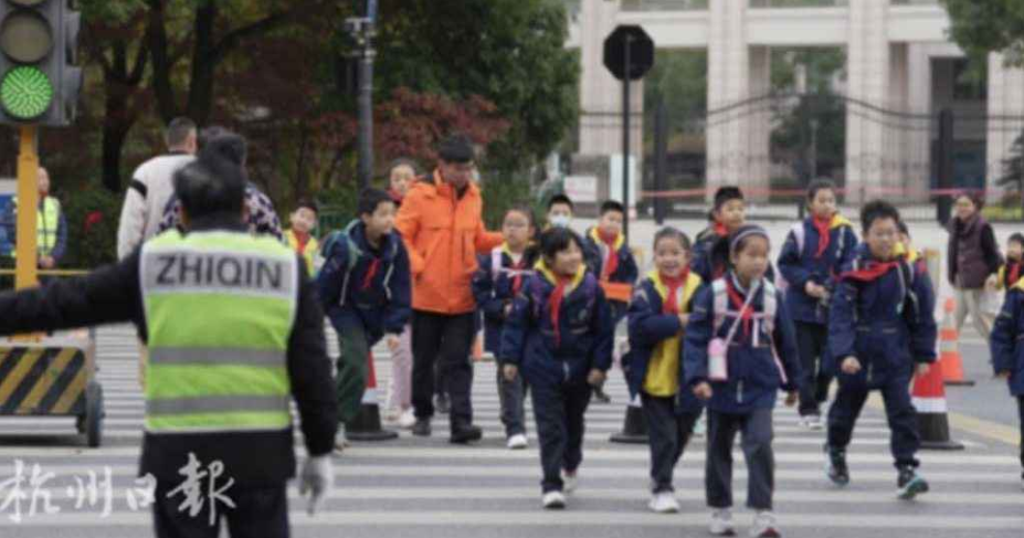 ৩৪ বছর ধরে শিক্ষার্থীদের নিরাপদে রাস্তা পার করান এক শিক্ষক