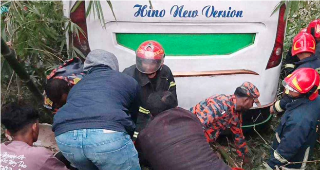 মাদারীপুরে নিয়ন্ত্রণ হারানো বাস খাদে পড়ে, নিহত ৬