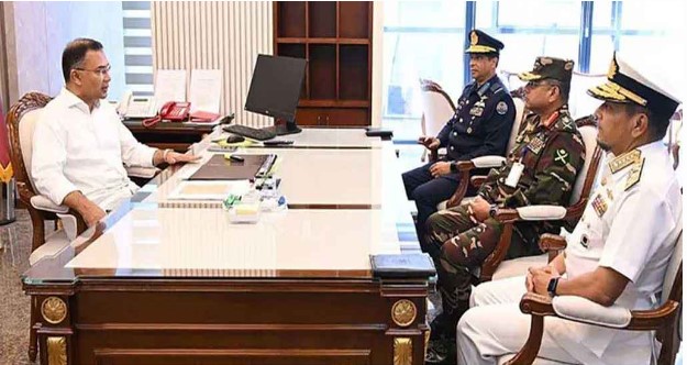 প্রধানমন্ত্রীর সঙ্গে সৌজন্য সাক্ষাৎ তিন বাহিনীর প্রধানদের