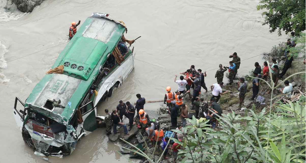 নেপালে যাত্রীবাহী বাস উল্টে ১৮ জনের মৃত্যু