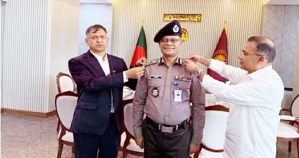প্রধানমন্ত্রী নতুন আইজিপিকে র‍্যাংক ব্যাজ পরিয়ে দিলেন