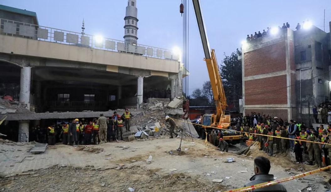 পেশোয়ায় মসজিদে আত্মঘাতী বোমা হামলা, নিহত বেড়ে ৮৩