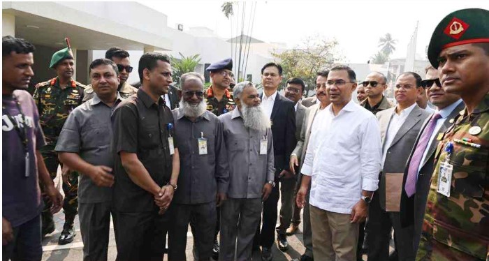 প্রধানমন্ত্রীর কার্যালয়ে পুরনো কর্মচারীদের নাম ধরে ডেকে কথা বললেন তারেক রহমান