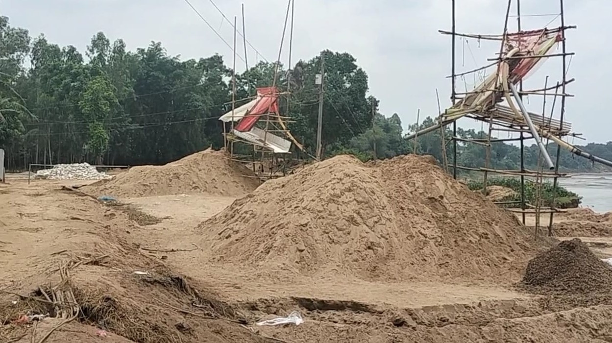 নালিতাবাড়ীতে অবৈধভাবে  উত্তোলিত প্রায় ৩০ লাখ ঘনফুট বালু জব্দ