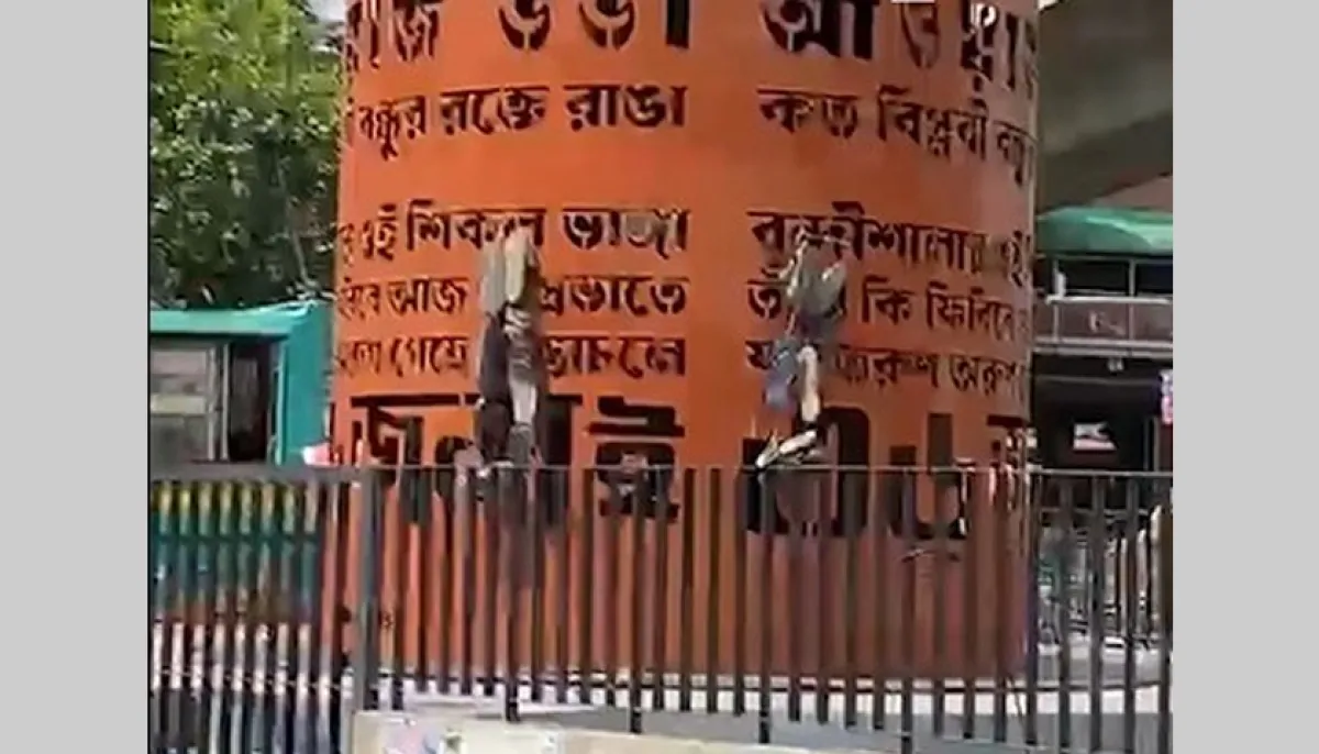 শাহবাগের জুলাই স্মৃতিস্তম্ভে জুতার মালা ঝুলানোকে ঘিরে উত্তেজনা, তদন্তের দাবি!