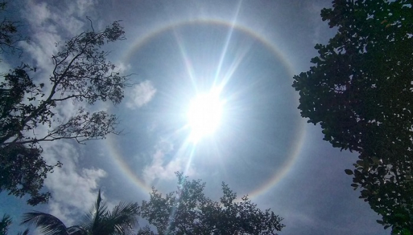 আকাশে হঠাৎ করে সূর্যের চারপাশে বৃত্তাকার রংধনু
