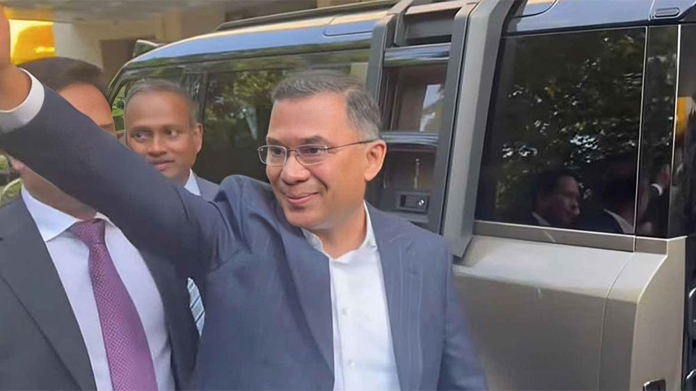 বাড়ির দরজা খুলে হাসিমুখে প্রধানমন্ত্রীর মন্তব্য: চলেন যুদ্ধে যাই