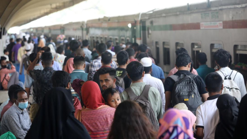 ঈদযাত্রায় কমলাপুরে জনস্রোত: ভিড়ে দমবন্ধ, ছাদেই ঝুঁকিপূর্ণ যাত্রা