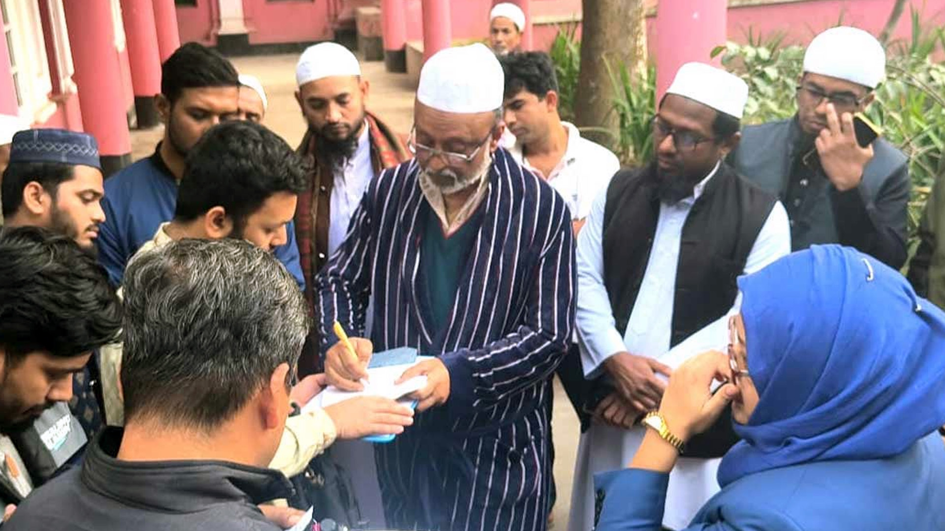 তালিমের নামে ডেকে নারীদের দিয়ে ভোট চাওয়ায় গোলাম মসীহকে জরিমানা