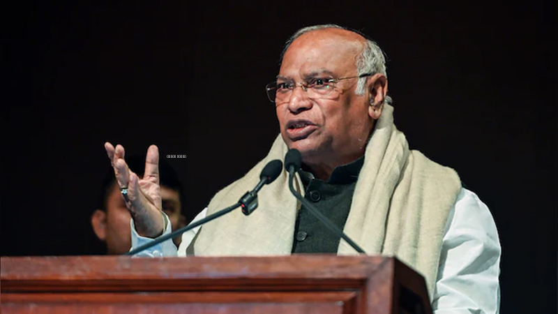 মোদি কখনো চা-ওয়ালা হননি, সবই রাজনৈতিক নাটক: কংগ্রেস সভাপতি