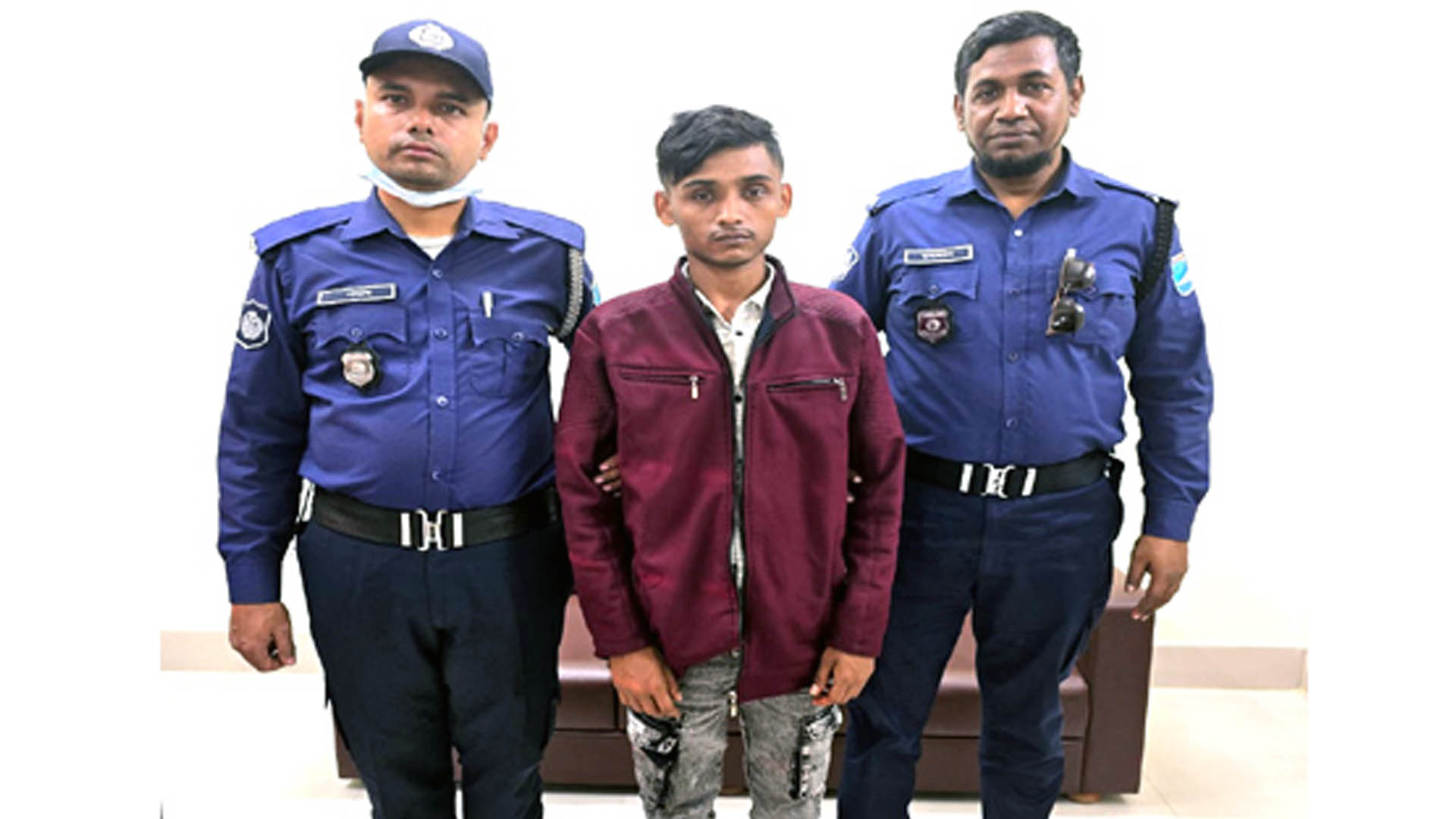 ভু'য়া পাসপোর্ট বানানোর চেষ্টায় রোহি'ঙ্গা যুবক আট'ক