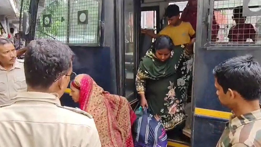 ৪৫ বাংলাদেশি আটক: সীমান্তে তপ্ত হাওয়া, উত্তপ্ত রাজনীতি পশ্চিমবঙ্গে