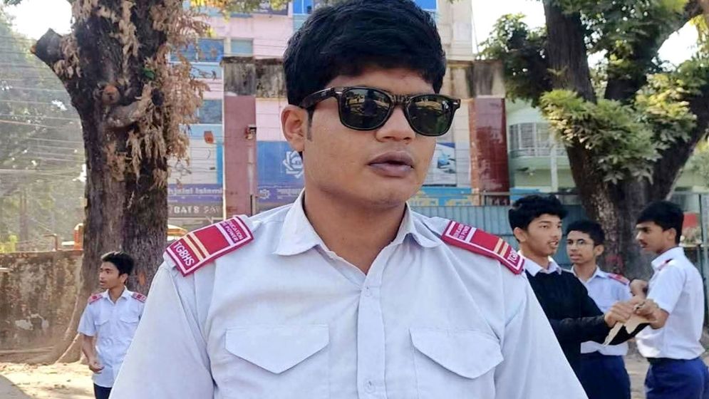 অন্ধত্ব জয় করে এসএসসি দিচ্ছে শরীফ