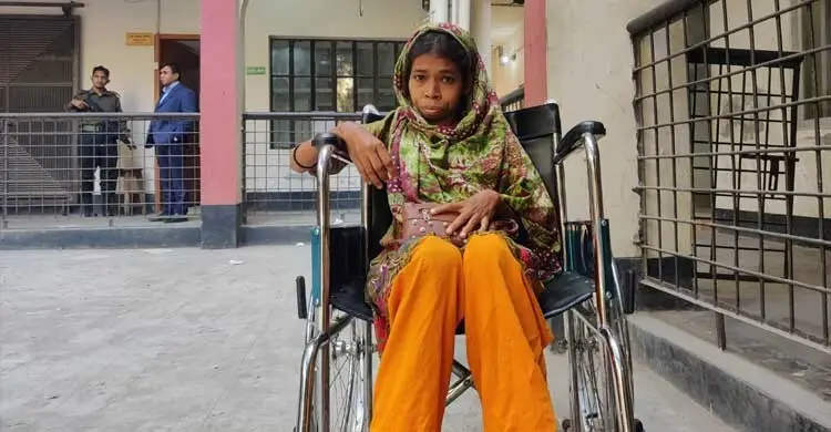 ঢাকা-১১ আসন: হুইলচেয়ারে কেন্দ্রে আসা খুরশিদা দুই ঘণ্টা পার হলেও ভোট দিতে পারলেন না