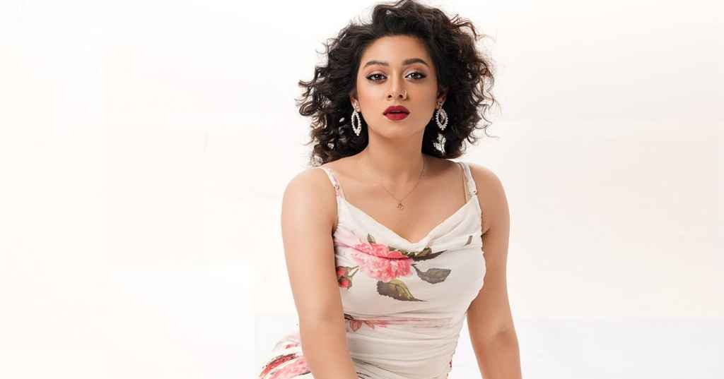 দীঘির রুমে চুপিচুপি চিঠি রেখে গেলেন পরিচ্ছন্নতাকর্মী, এরপর যা ঘটলো…