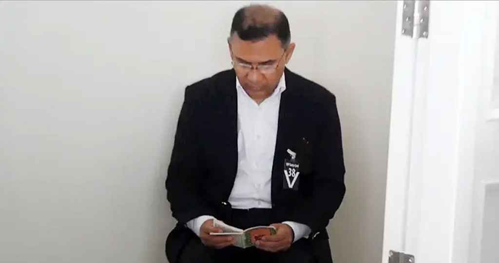 মায়ের কফিনের পাশে কোরআন তেলাওয়াত করছেন তারেক রহমান