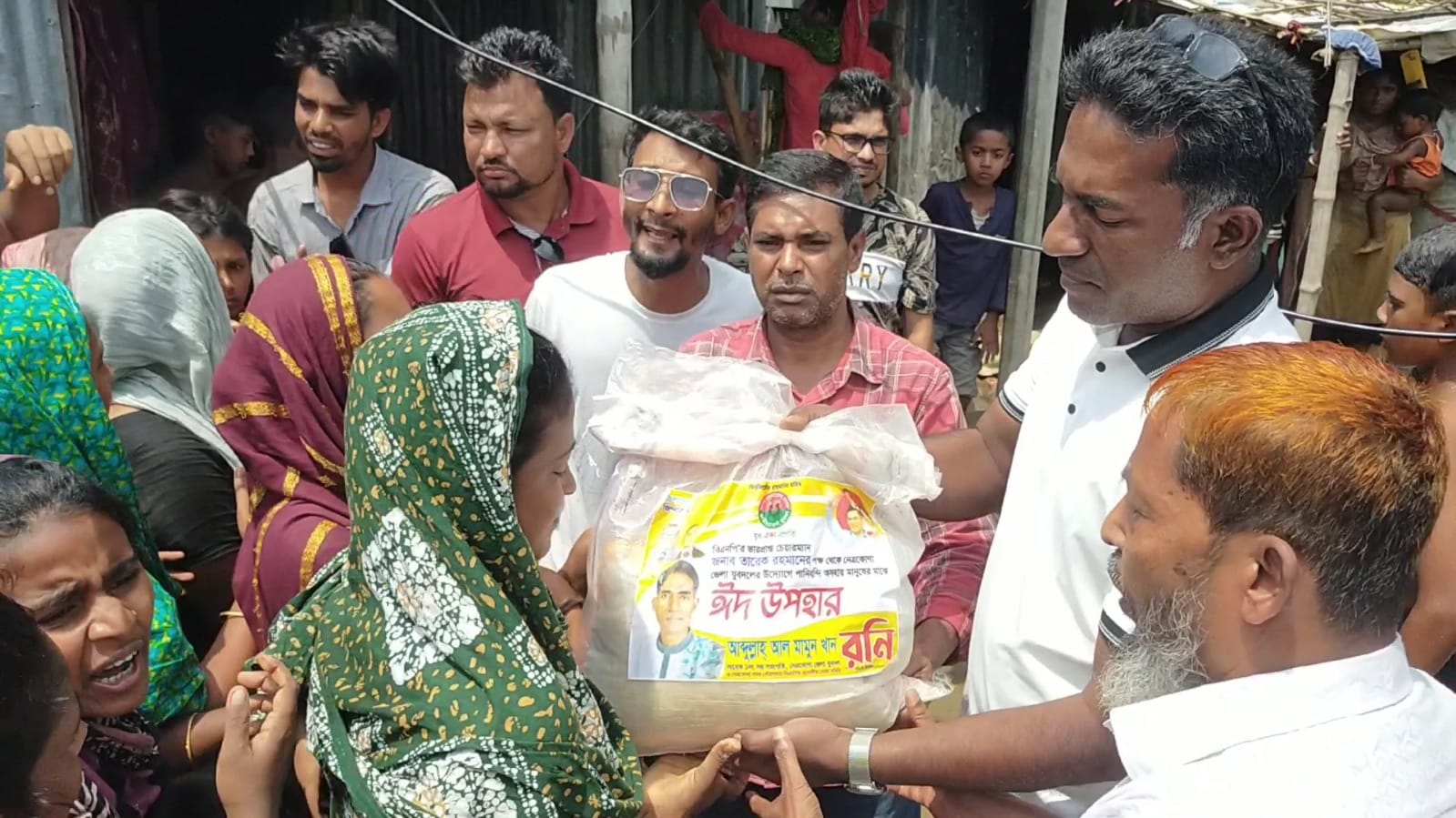 নেত্রকোনায় পানিবন্দি মানুষের পাশে যুবদল নেতার ঈদ উপহার