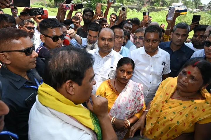 ধুবড়িতে সাম্প্রদায়িক উত্তেজনা: পরিস্থিতি খতিয়ে দেখতে দেখামাত্র গুলির নির্দেশ মুখ্যমন্ত্রীর