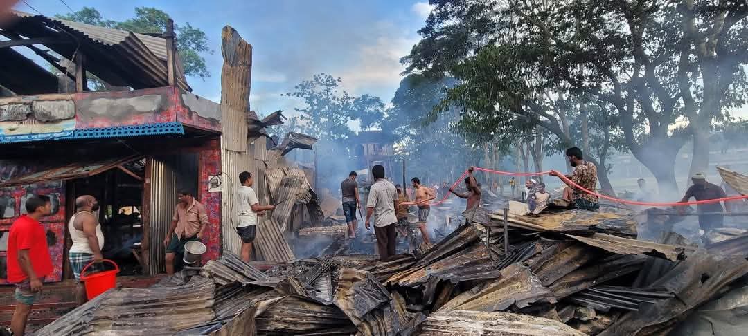 গলাচিপার চরকাজলে অগ্নিকাণ্ড: ৫ দোকান পুড়ে ছাই, ৩৫ লাখ টাকার ক্ষতি