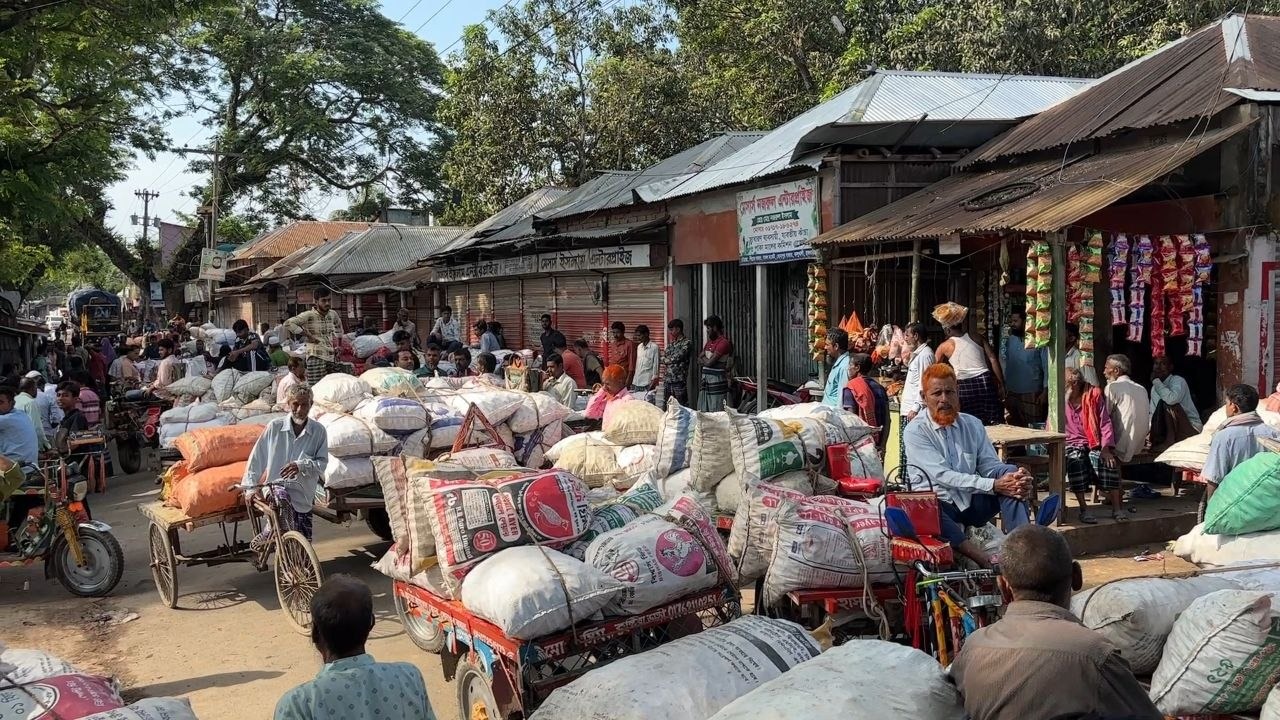রাজবাড়ীতে ৪২ কেজিতে মণ না দেওয়ায় পেঁয়াজ ব্যবসায়ীদের ধর্মঘট, বিপাকে কৃষক