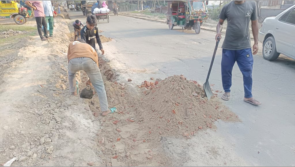 ২৬ কোটি টাকার সড়ক নির্মাণে বালুর সঙ্গে মাটি দিয়ে অনিয়মের অভিযোগ!