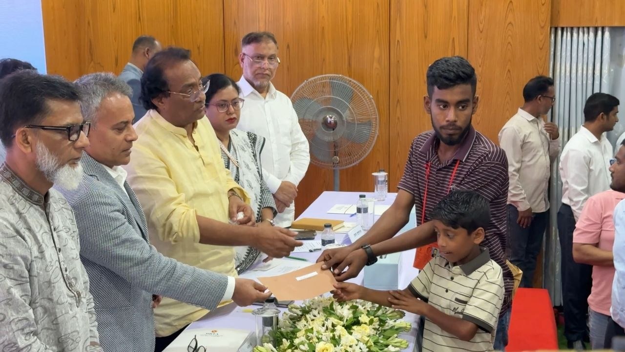 রাজবাড়ীতে সড়ক দুর্ঘটনায় ক্ষতিগ্রস্ত ৬২ জনের মাঝে প্রায় ২ কোটি ৬০ লাখ টাকার চেক বিতরণ