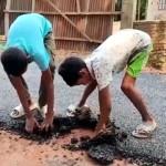 শিশুদের হাতের টানেই উঠছে সড়কের পিচ ঢালাই!